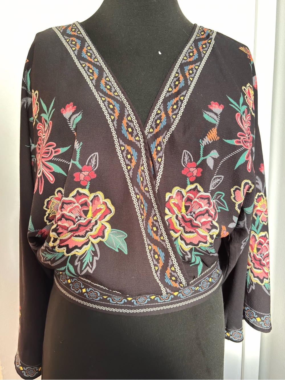 FLYING TOMATO FLORAL CROPPED BLOUSE.